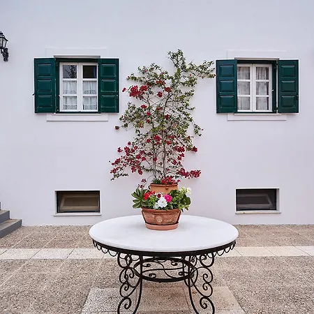 Retreat 3* Spetses Town